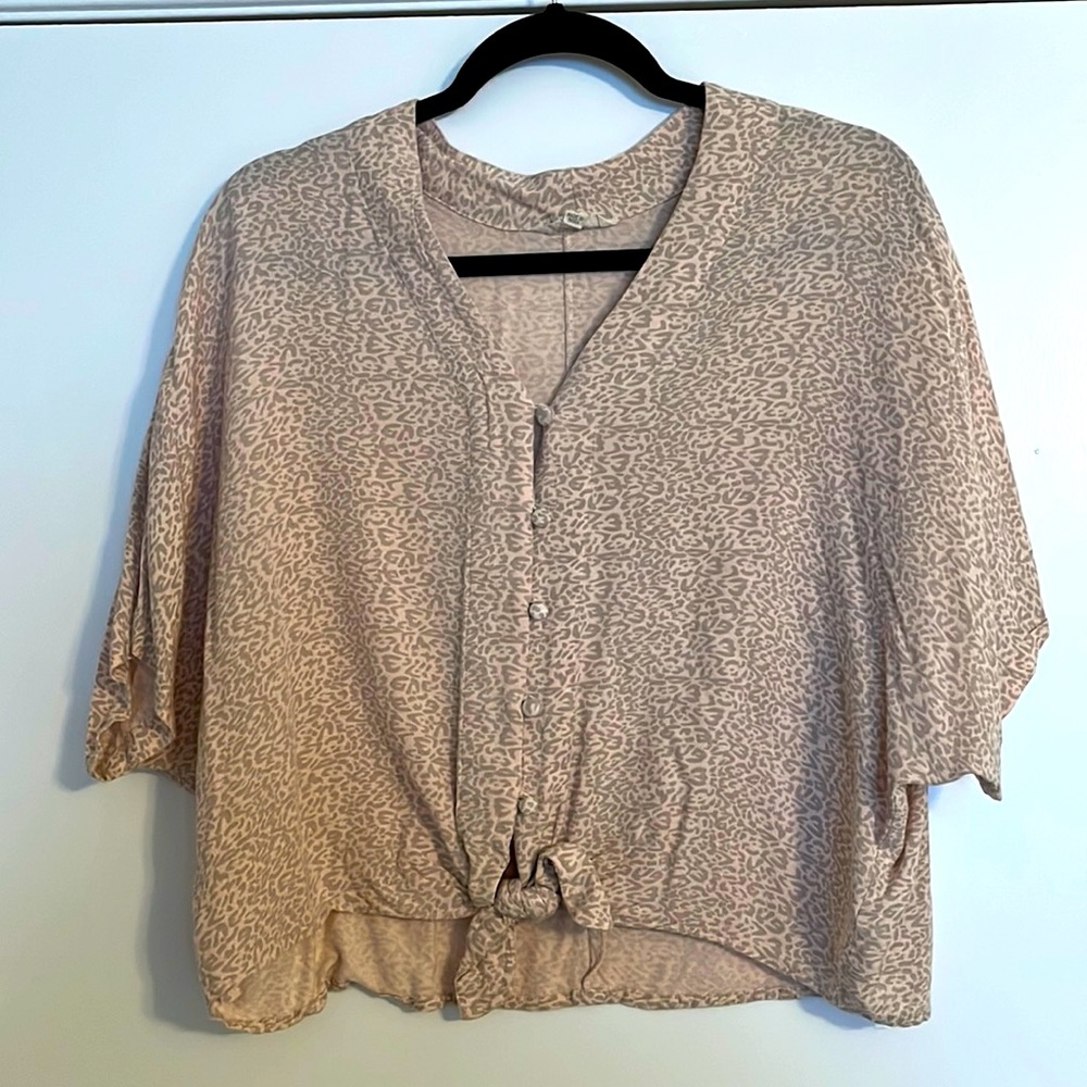 Light pink leopard crop top - size large